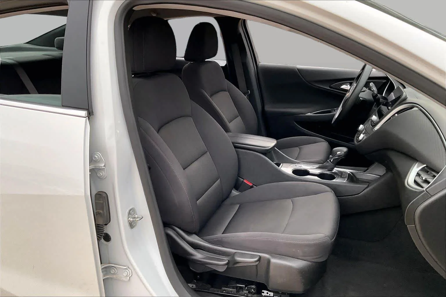 Used 2024 Summit White Chevrolet LT image 9