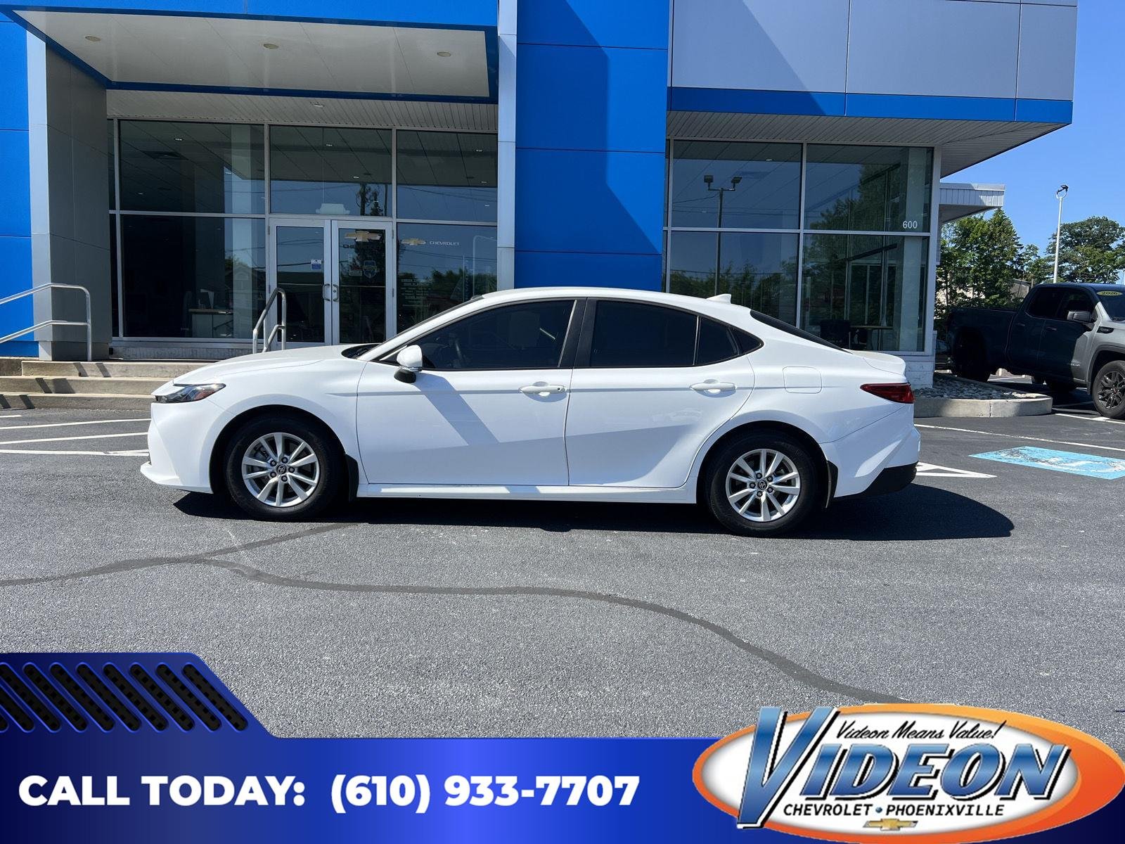 2025 Toyota Camry LE Hybrid's photo