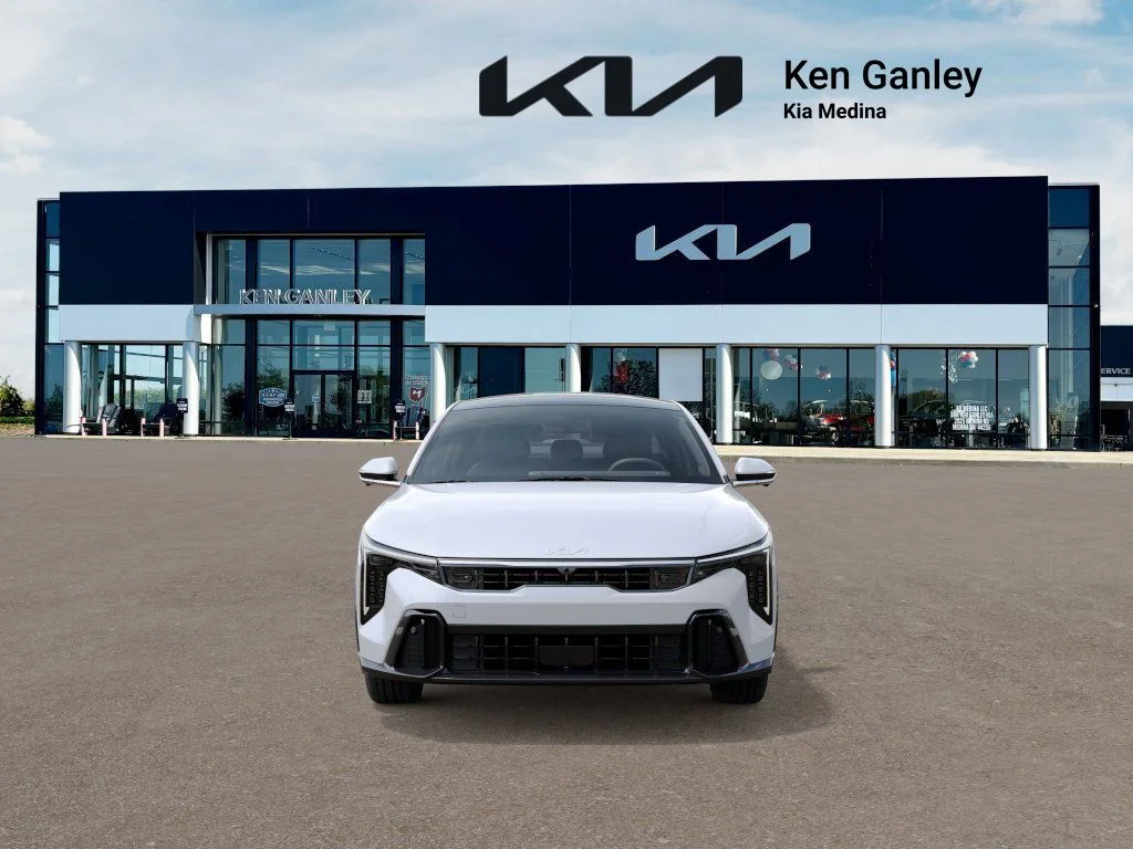 2025 Kia K4 GT-Line Turbo - Photo 2