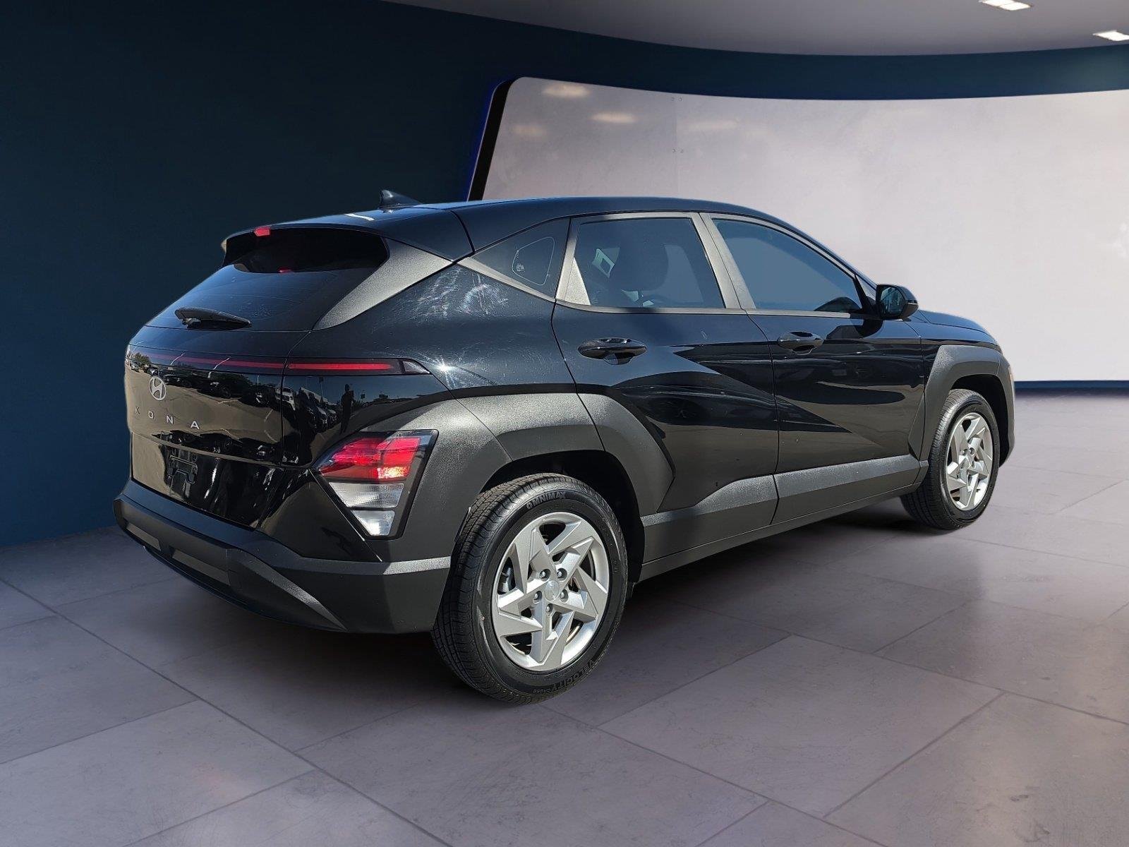 Used 2024 Abyss Black Pearl Hyundai SE image 5
