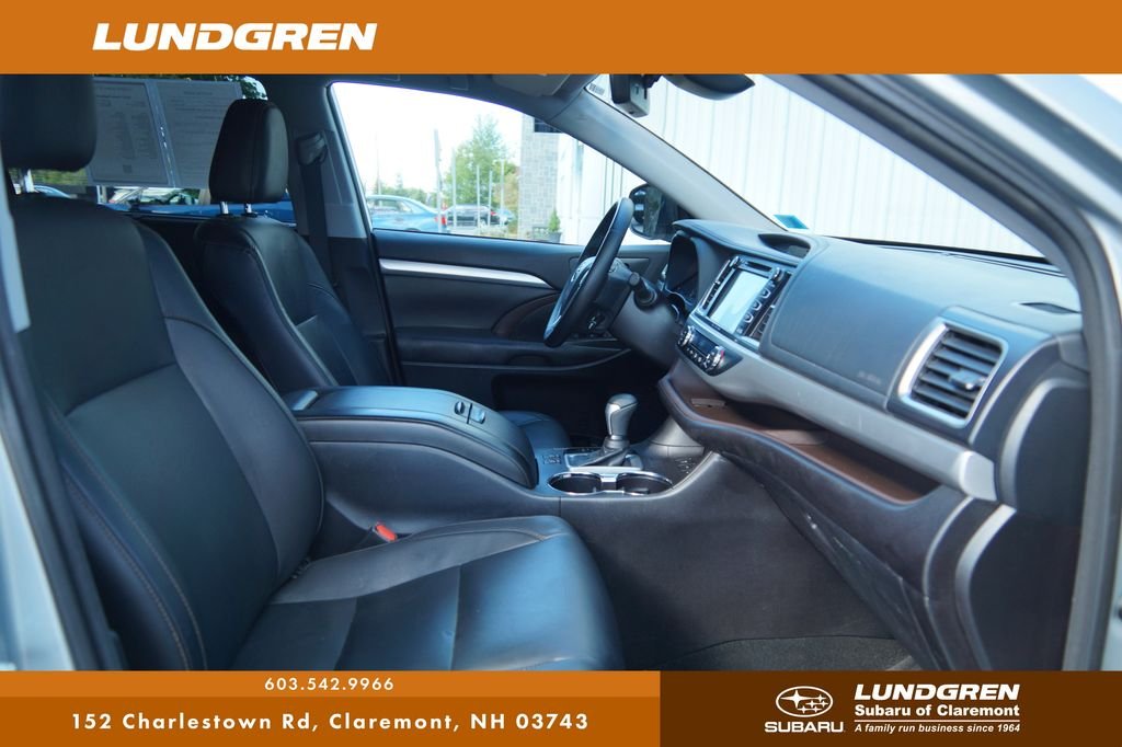 Used 2018 Silver Toyota XLE image 10