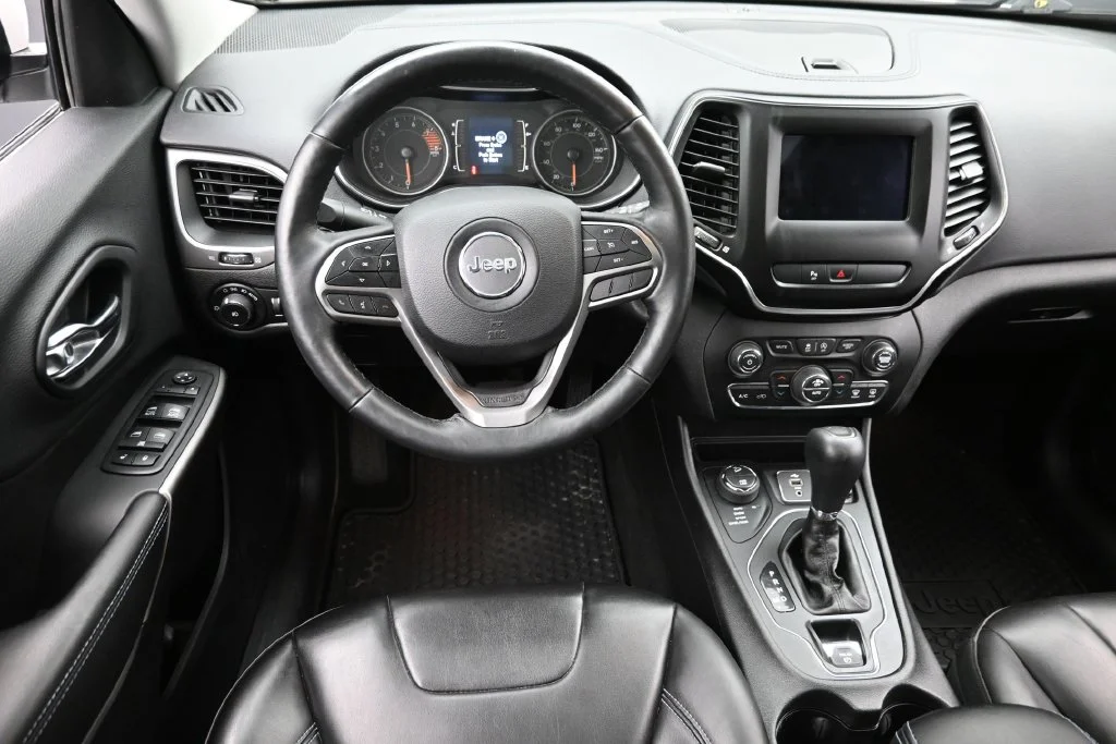 Used 2019 White Jeep Latitude Plus image 14