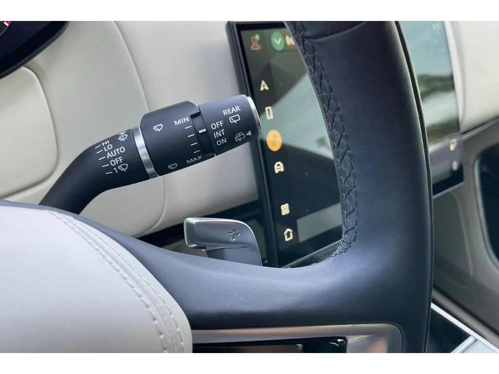 Used 2023 Fuji White Land Rover SE image 39