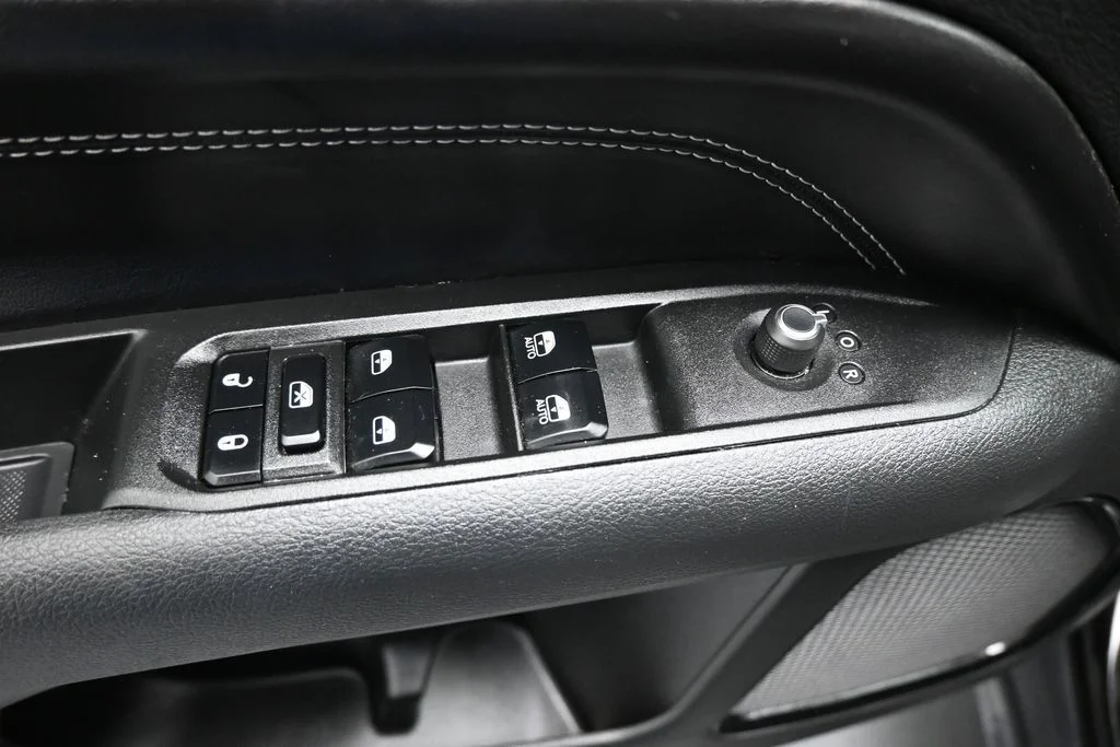 Used 2022 Black Jeep Altitude image 10