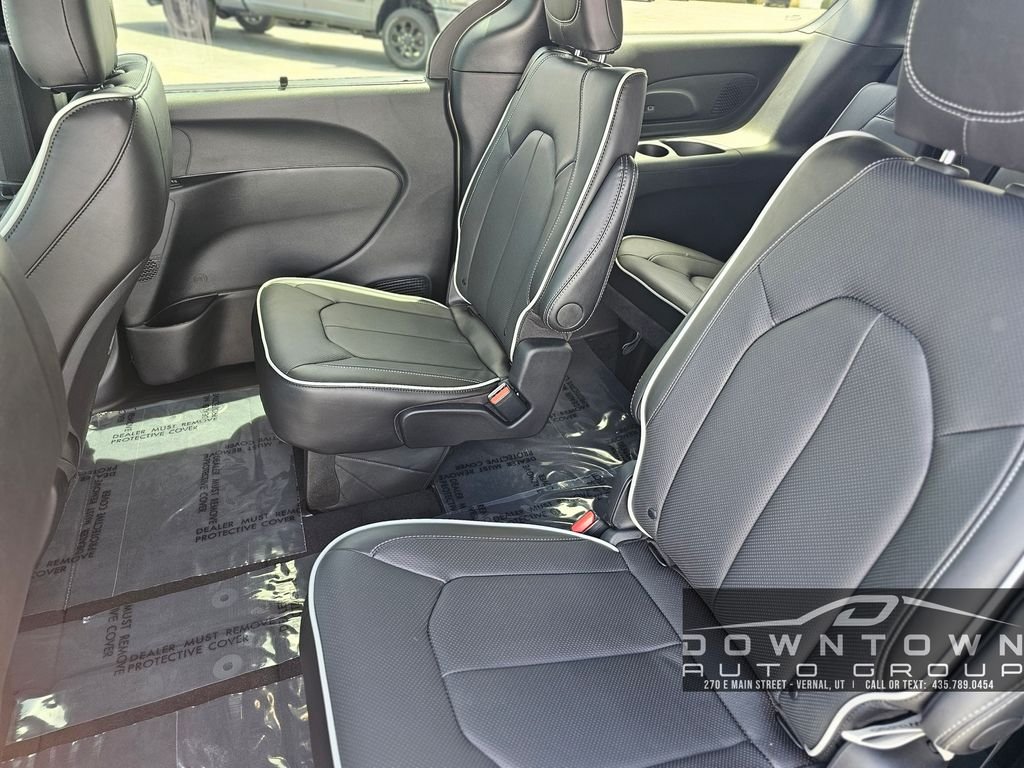 New 2027 Olive Green Pearl-Coat Exterior Paint Chrysler Limited image 29