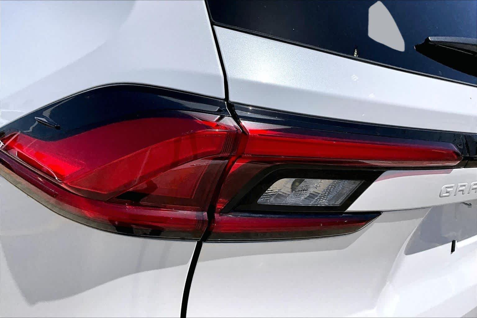 Used 2024 Wind Chill Pearl Toyota Hybrid XLE image 29
