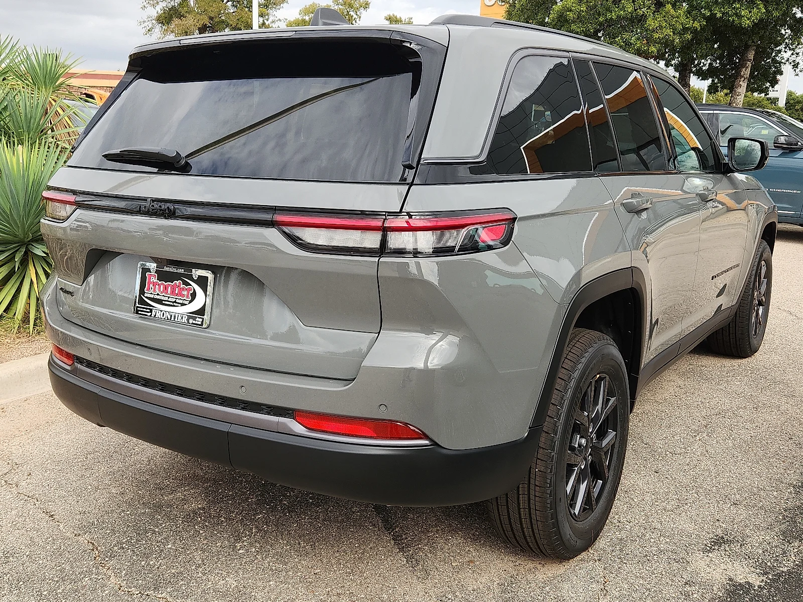 New 2027 Sting-Gray Clear-Coat Paint Jeep LAREDO ALTITUDE 4X4 image 3