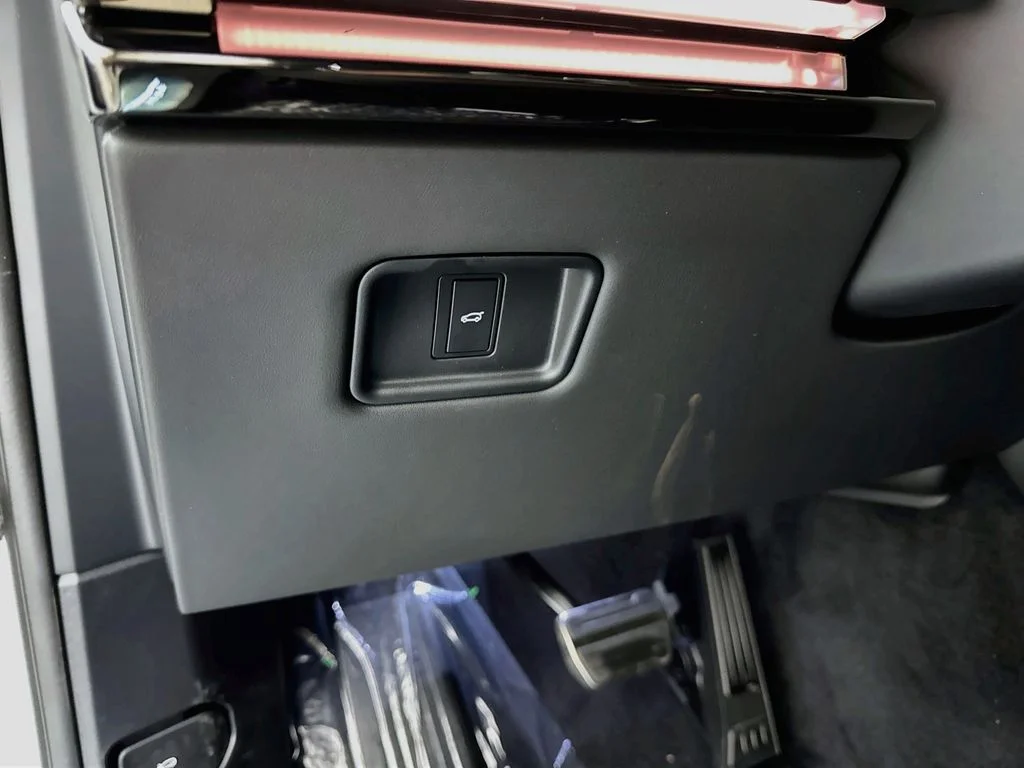 New 2026 Fuji White Land Rover Dynamic SE image 10