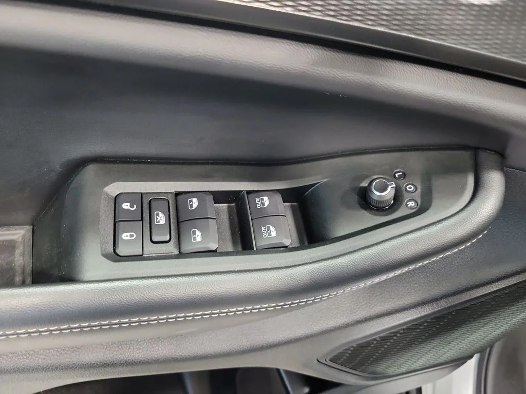 Used 2024 Silver Jeep Laredo image 34