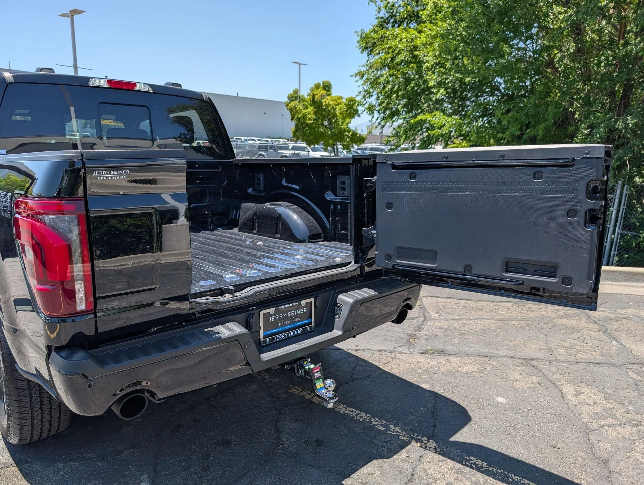 Used 2025 Black Metallic Ford LARIAT image 32