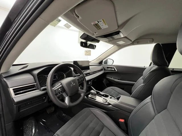 Used 2025 Moonstone Gray Metallic/Black Roof Mitsubishi SE image 25