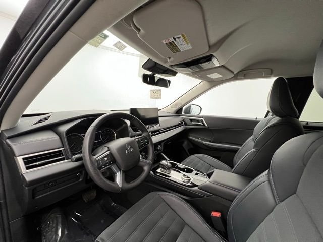 Used 2025 Moonstone Gray Metallic/Black Roof Mitsubishi SE image 25