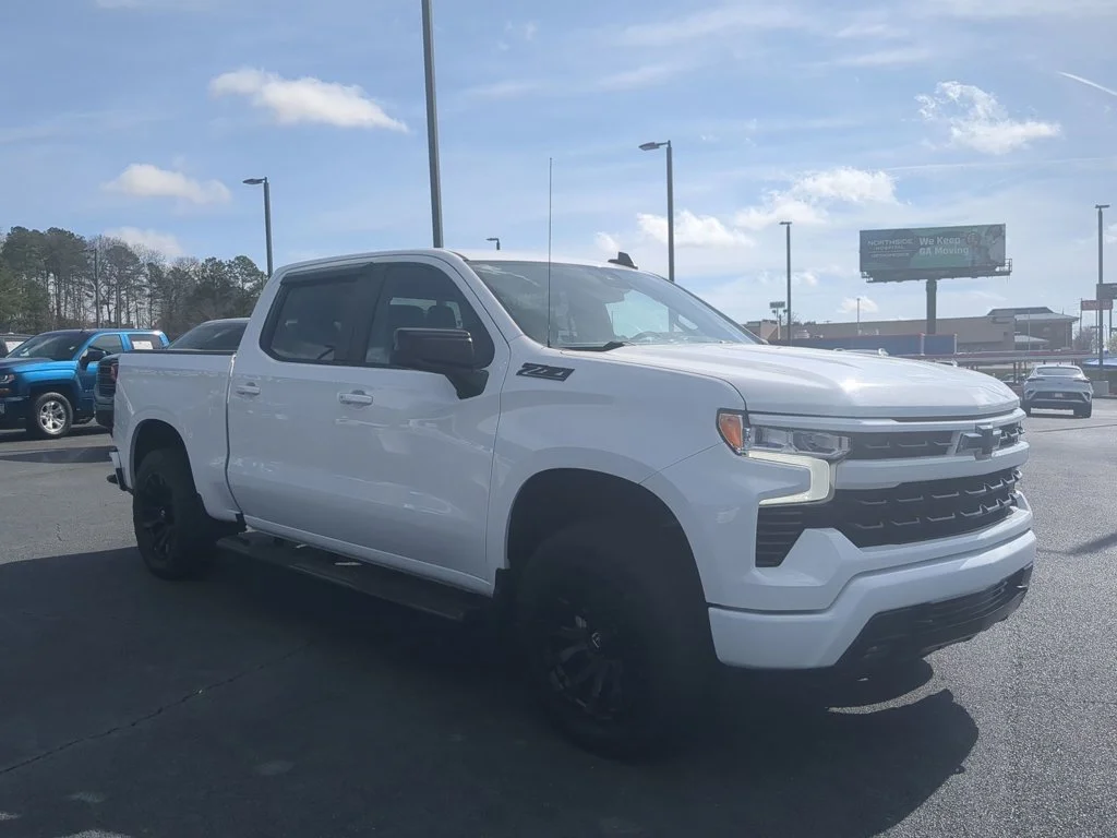 Used 2022 Summit White Chevrolet RST image 3