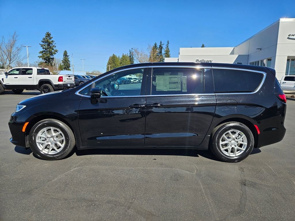 New 2026 Diamond Black Crystal Pearl-Coat Exterior Paint Chrysler Select image 3
