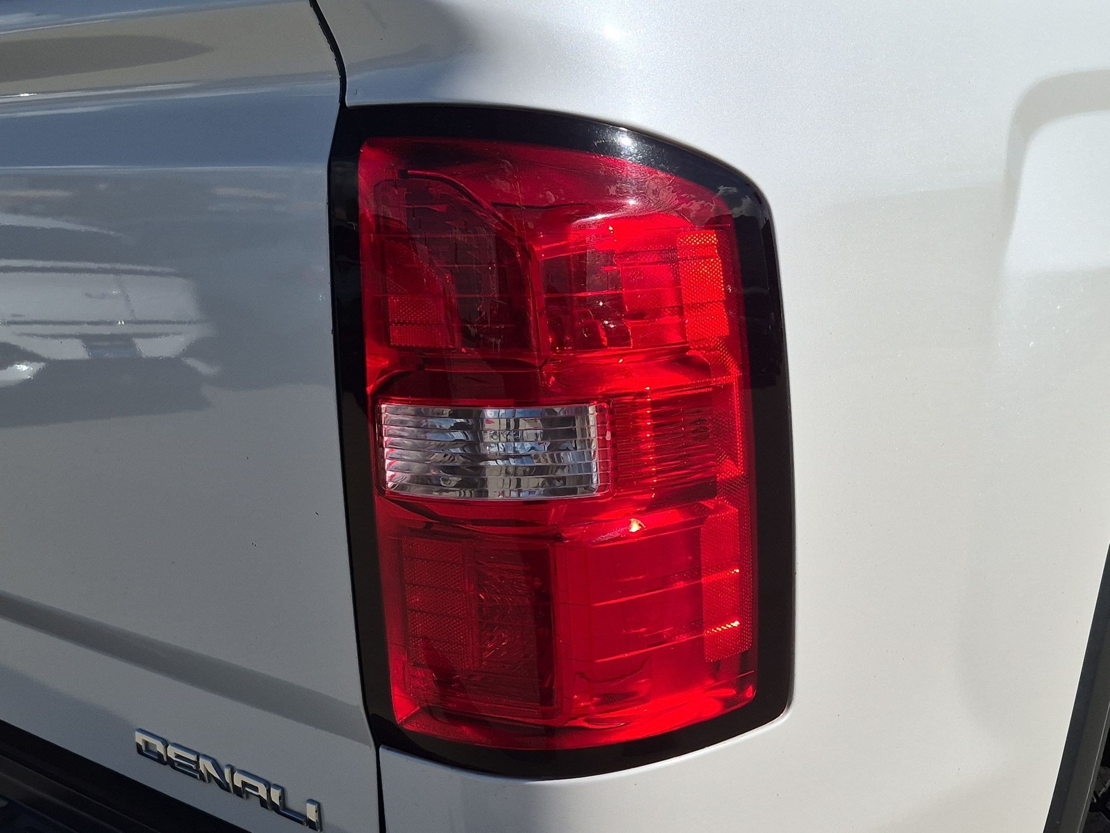 Used 2019 White Frost Tricoat GMC Denali image 11