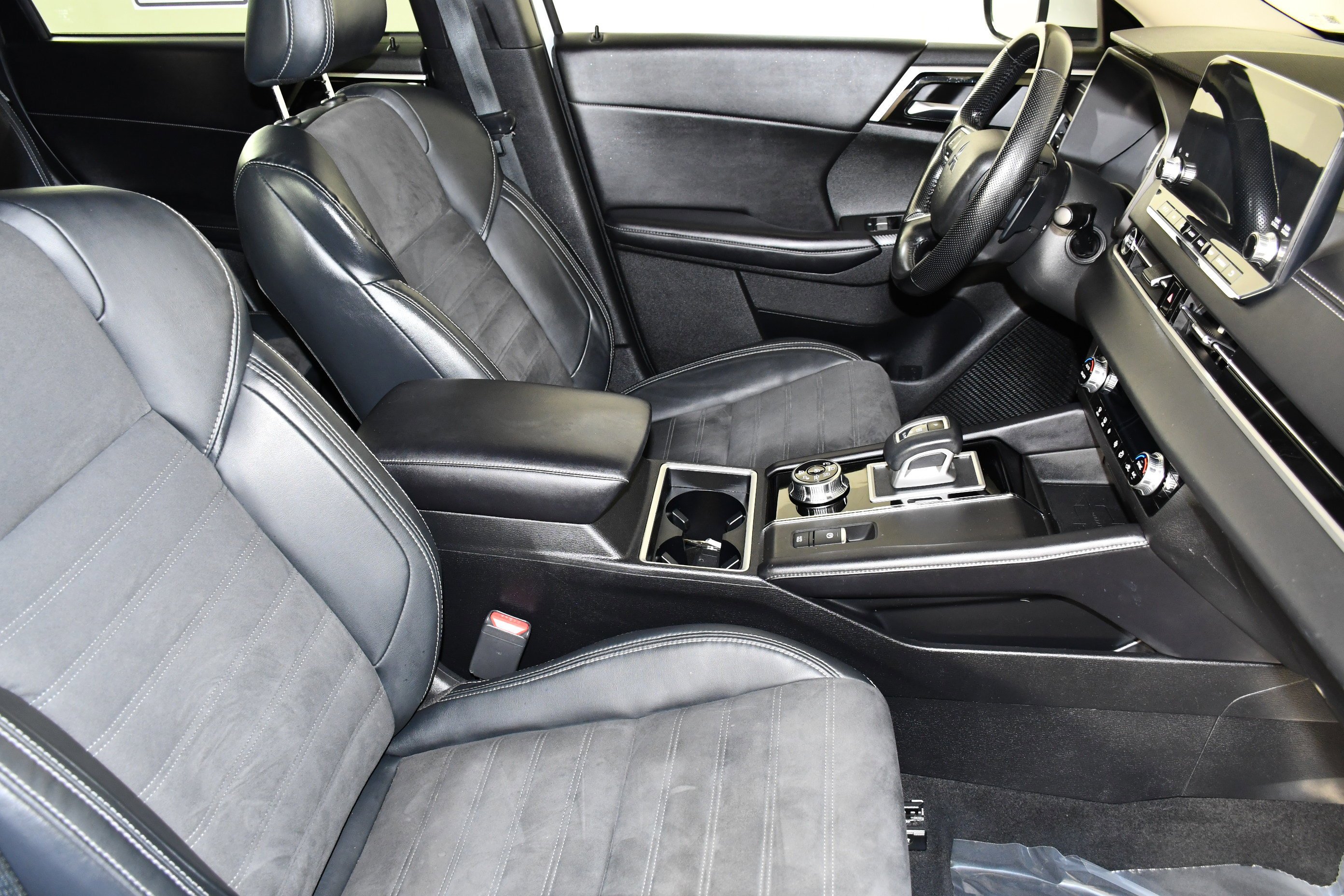 Certified Used 2022 White Diamond Mitsubishi SE image 41