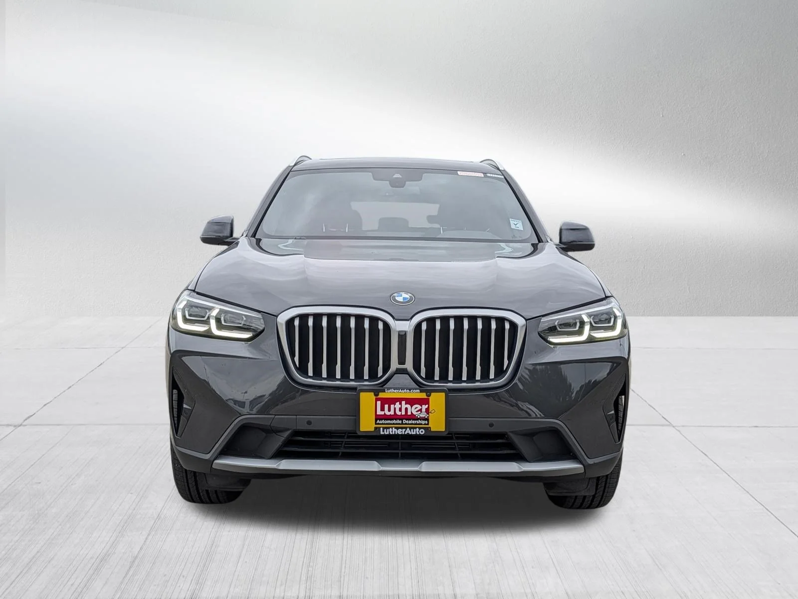 Used 2022 Dark Graphite Metallic BMW xDrive30i image 2