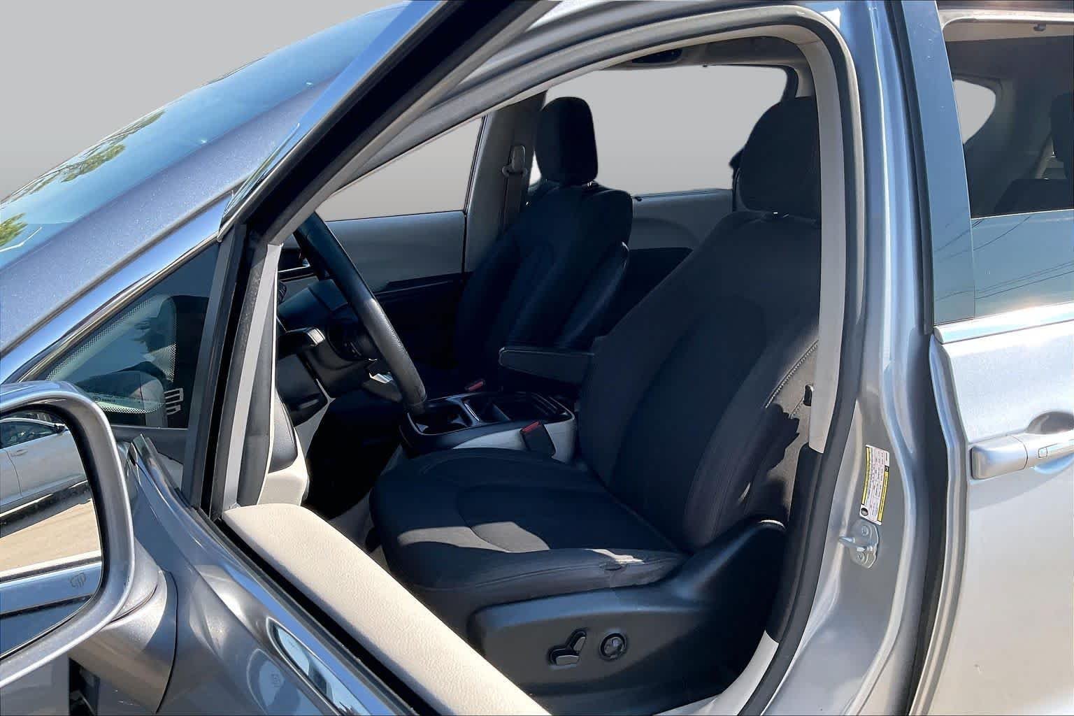 Used 2019 Billet Silver Metallic Clearcoat Chrysler Touring Plus image 8