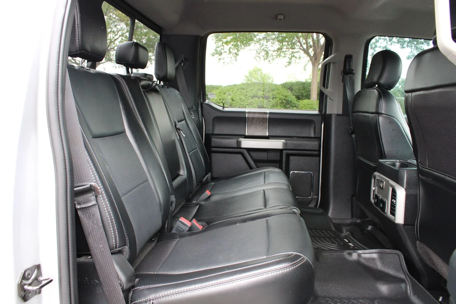 Used 2019 Silver Ford Lariat image 33