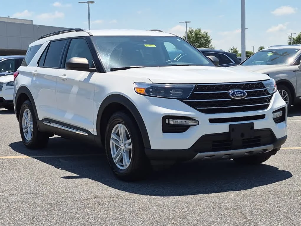 Used 2021 Star White Metallic Tri-Coat Ford XLT image 2