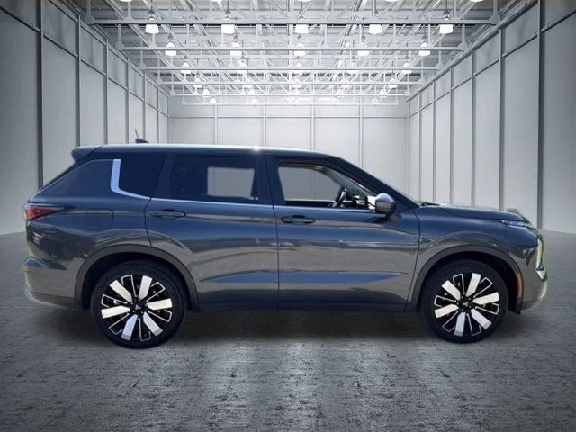 Used 2025  Mitsubishi  image 2