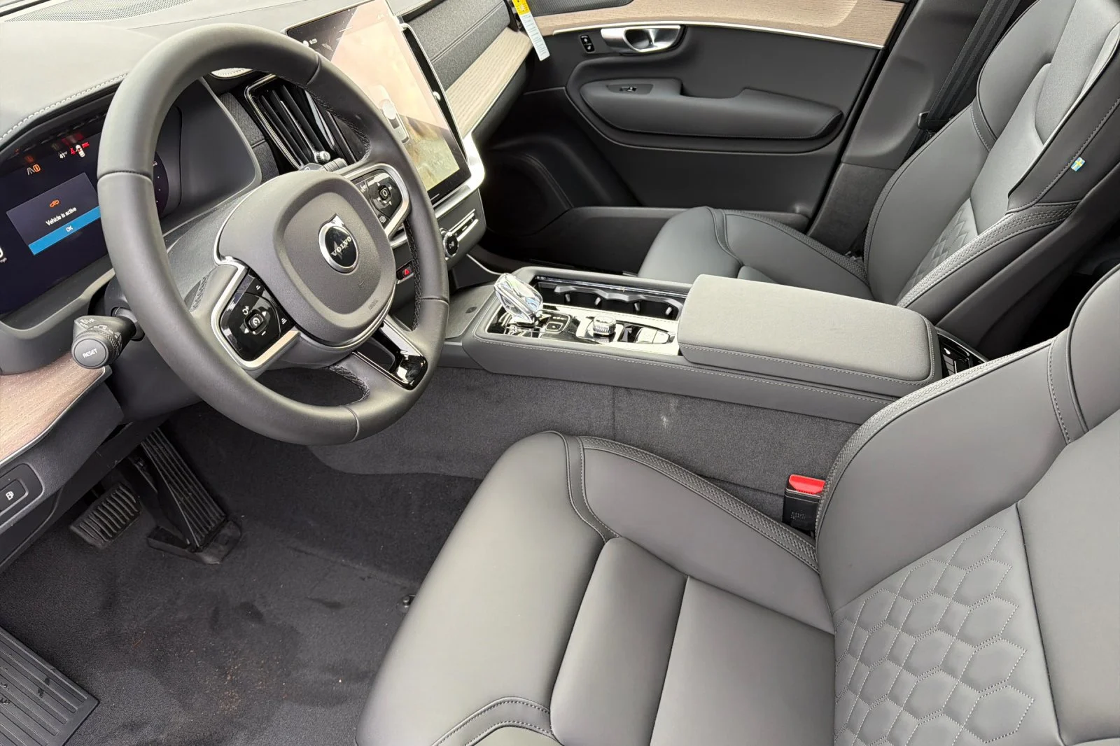 New 2026 VAPOUR GRAY Volvo Plus image 7