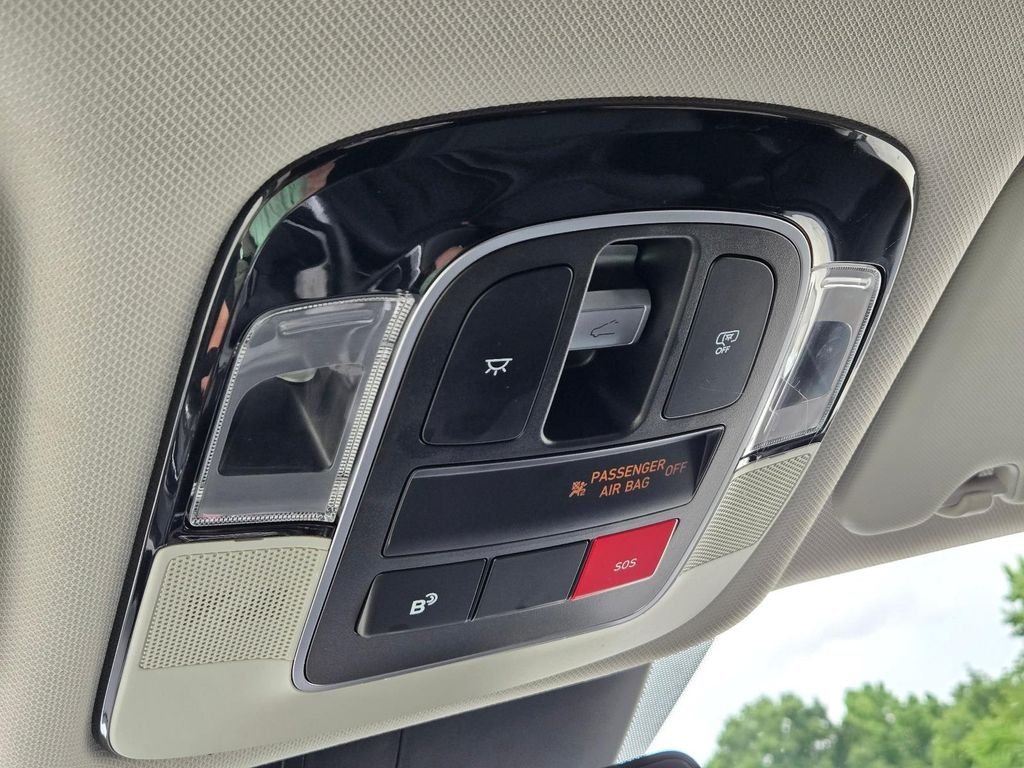 Used 2025 White Hyundai SEL Convenience image 31