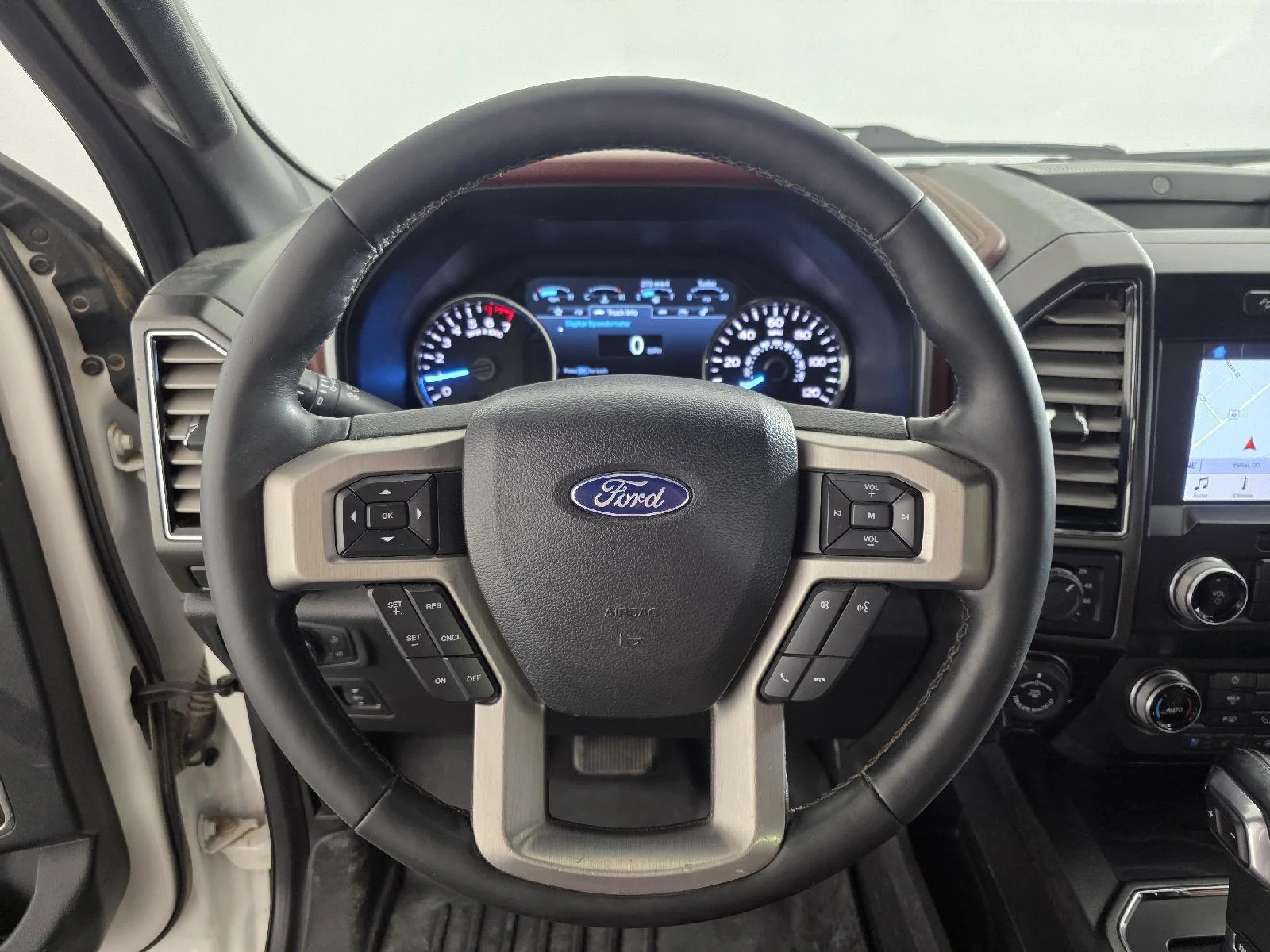 Used 2019 White Platinum Metallic Tri-Coat Ford Platinum image 26