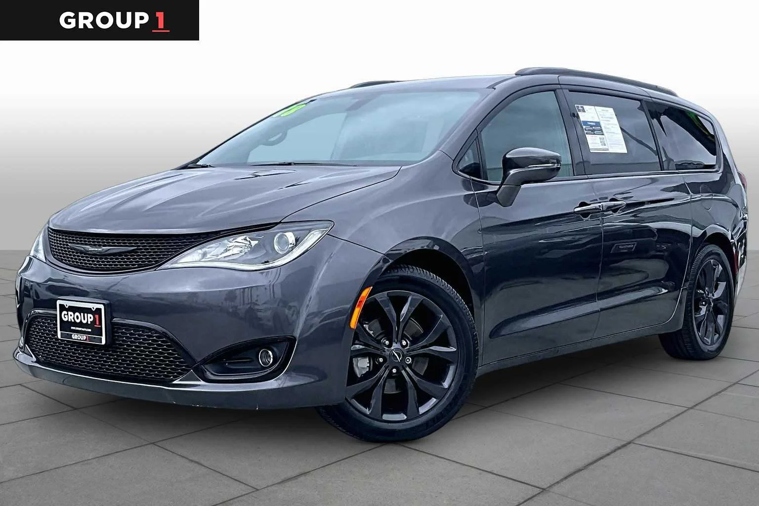 2018 Chrysler Pacifica Limited's photo
