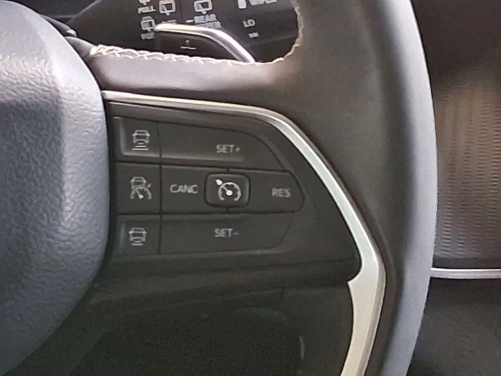 Used 2024 White Jeep Altitude image 12
