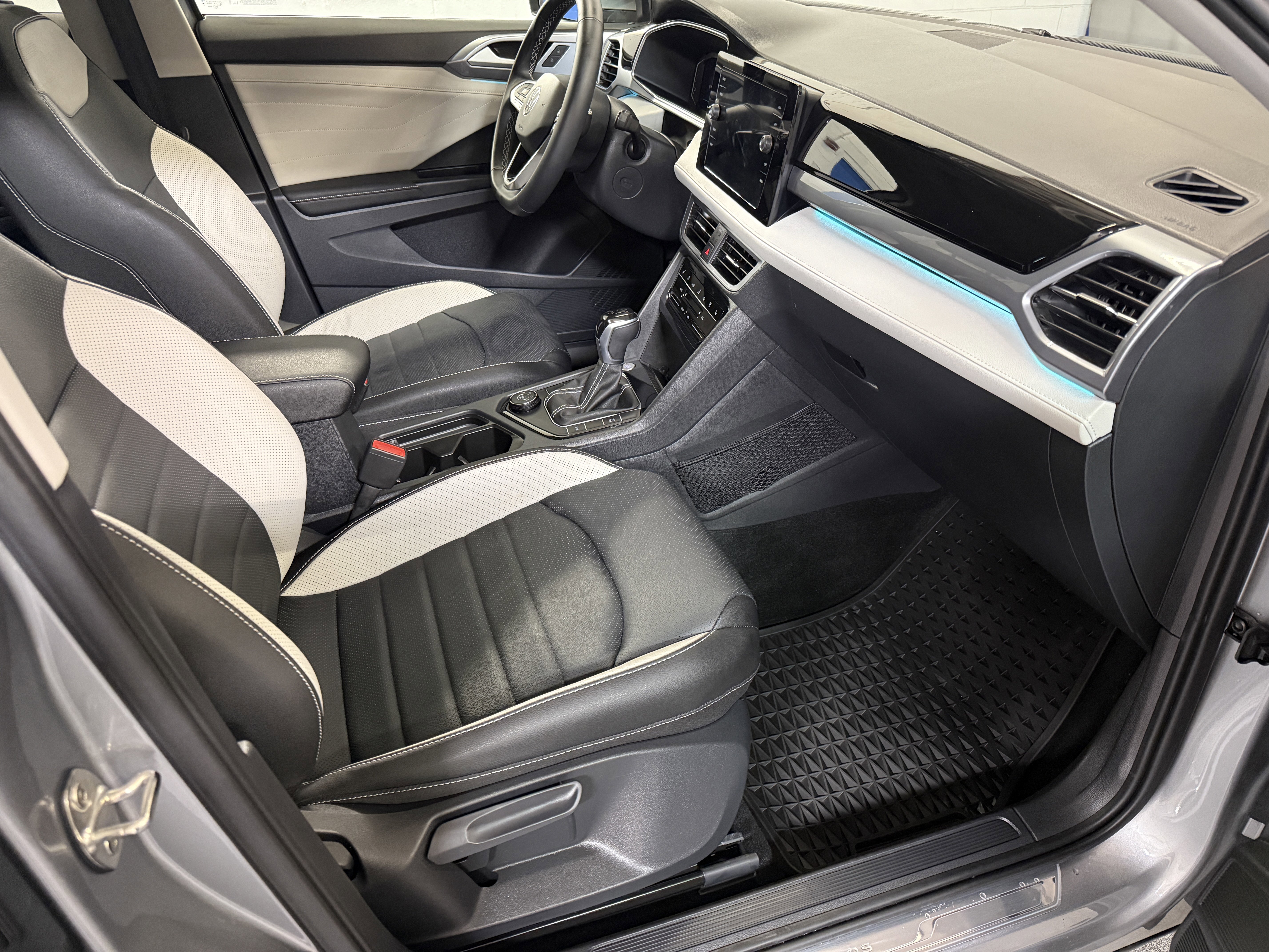 2025 Volkswagen Taos SEL - Photo 23