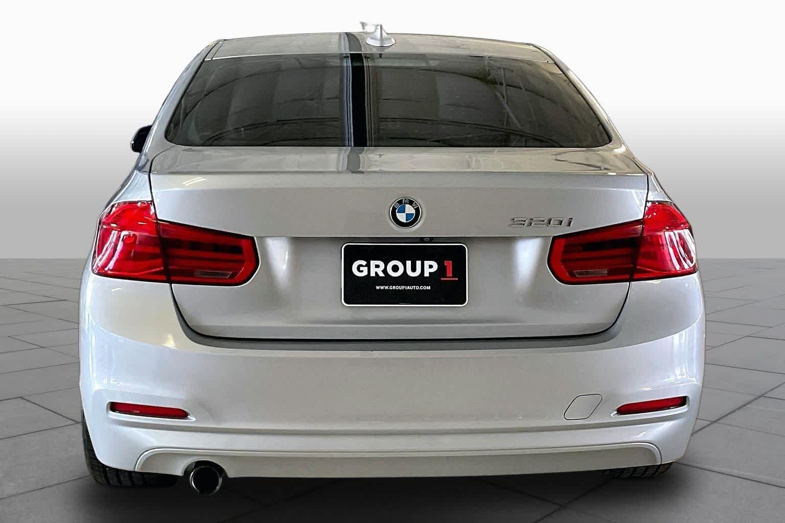 Used 2018 Glacier Silver Metallic BMW 320i image 4