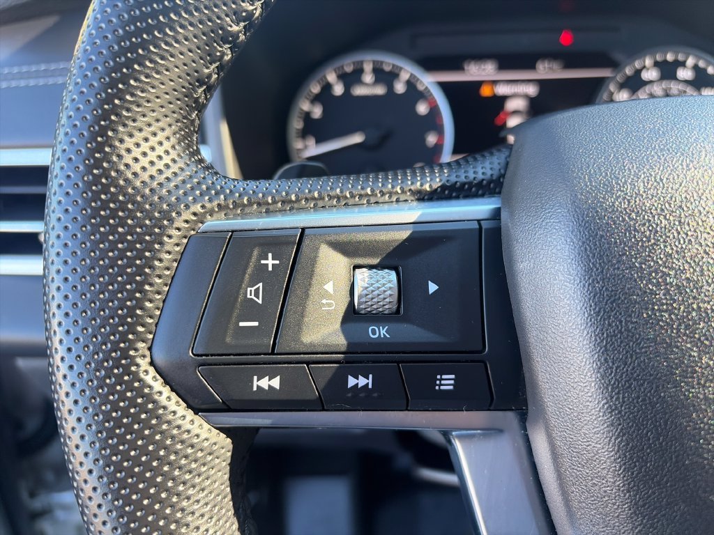 Used 2022 Silver Mitsubishi SE image 30