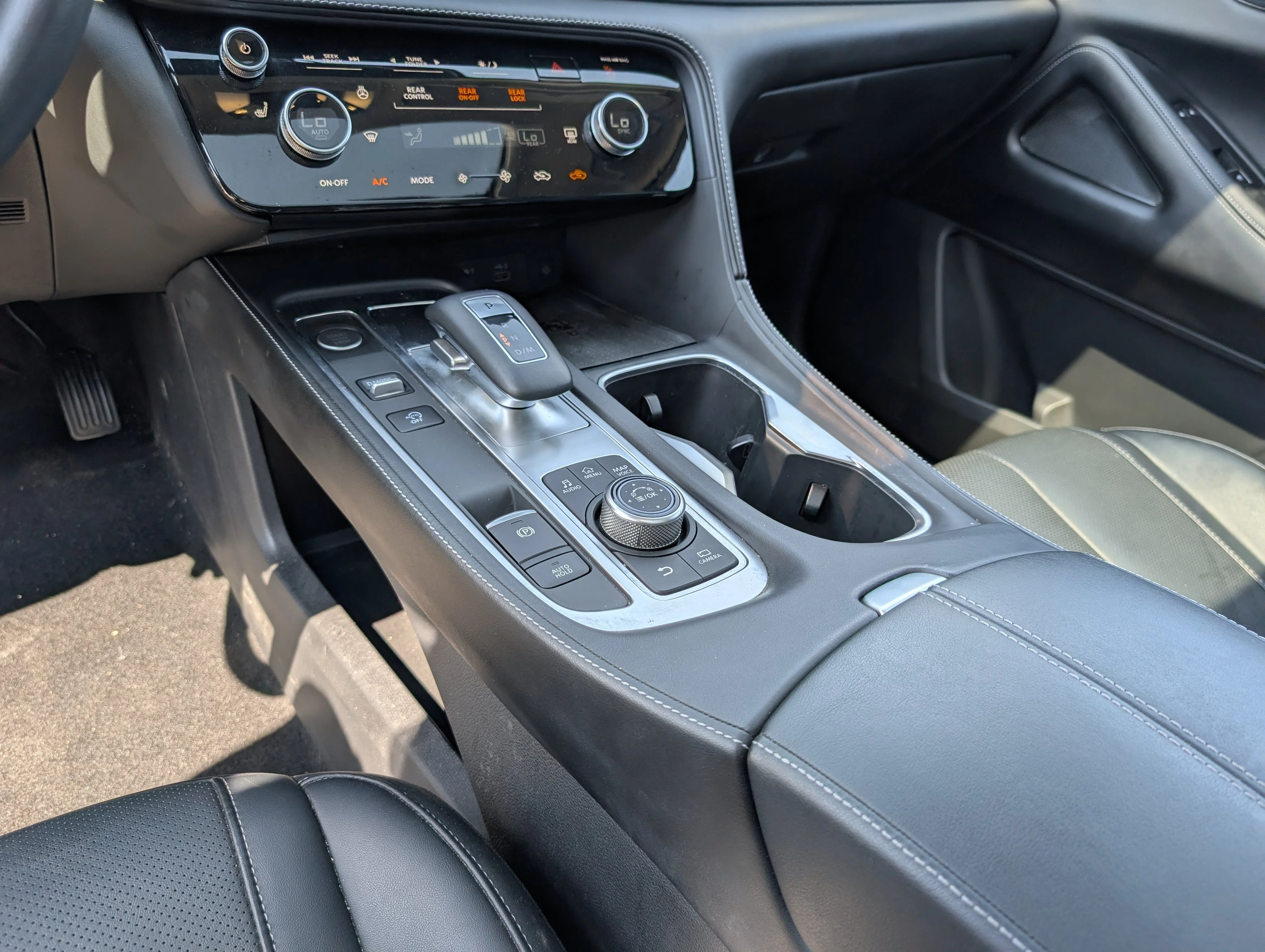 Used 2024 Glacier White INFINITI LUXE image 36