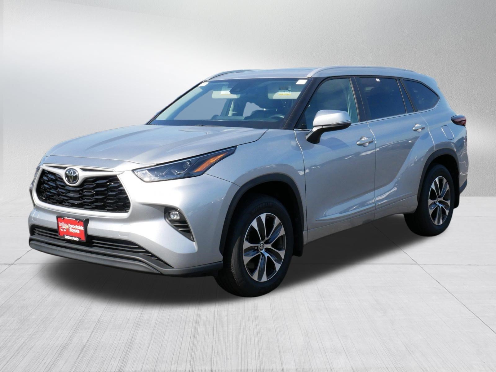 Certified Used 2025 CELESTIAL SILVER Toyota XLE image 3