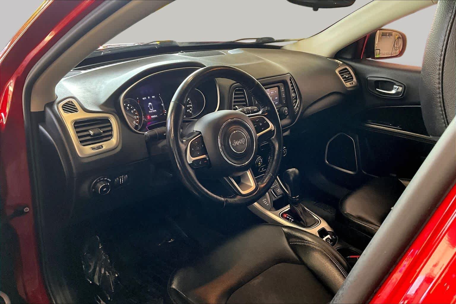 Used 2018 Redline Pearlcoat Jeep Latitude image 18