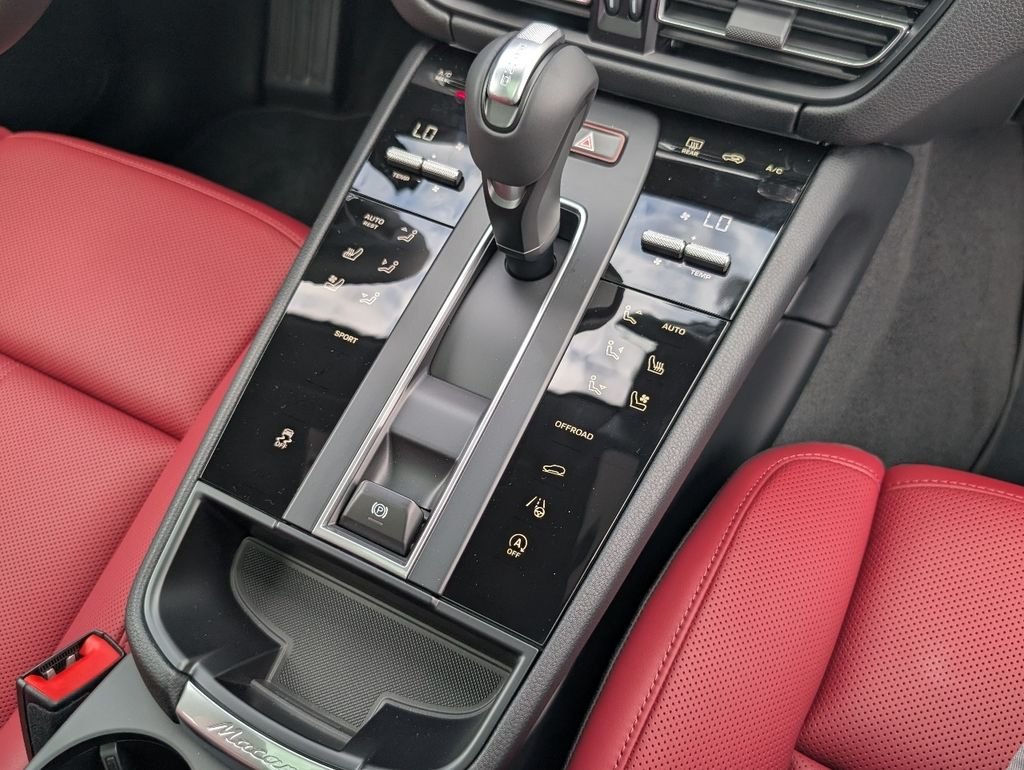 2026 Porsche Macan T - Photo 15