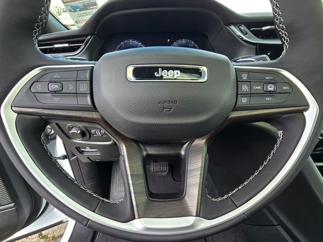 New 2026 Bright White Clear-Coat Exterior Paint Jeep Altitude image 13