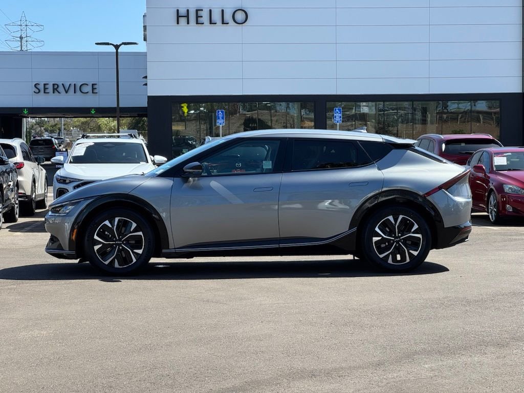 Used 2023 Steel Gray Kia Wind image 7