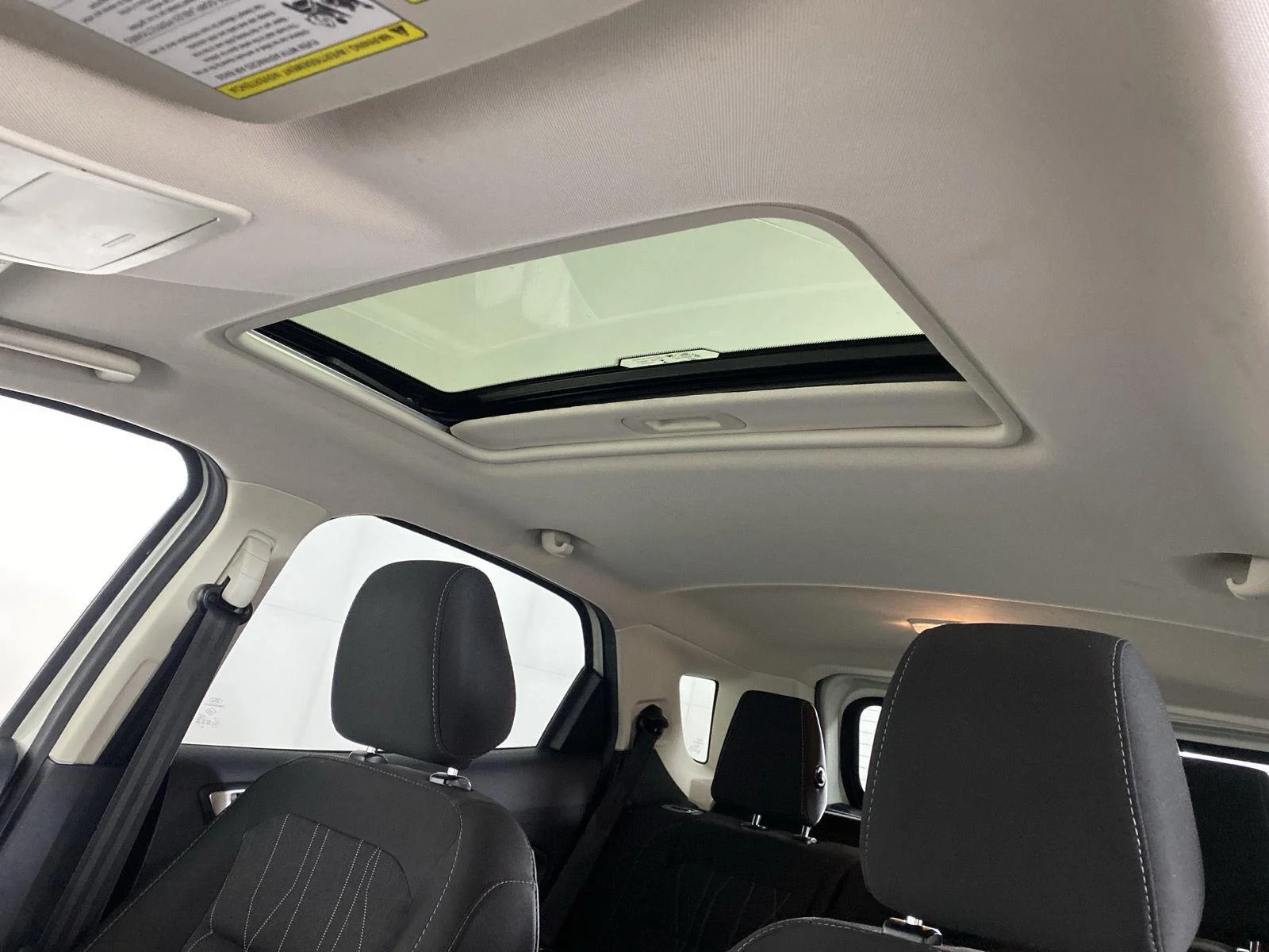Used 2019 Diamond White Ford SE image 26