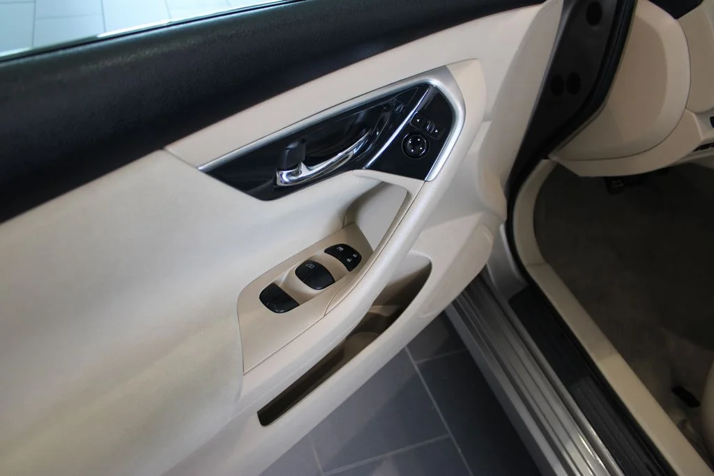 Used 2014 Beige Nissan 2.5 S image 28