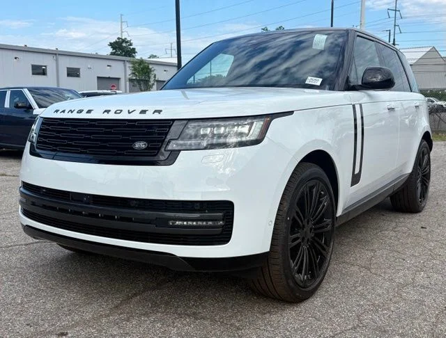 New 2026 Fuji White Land Rover SE image 3