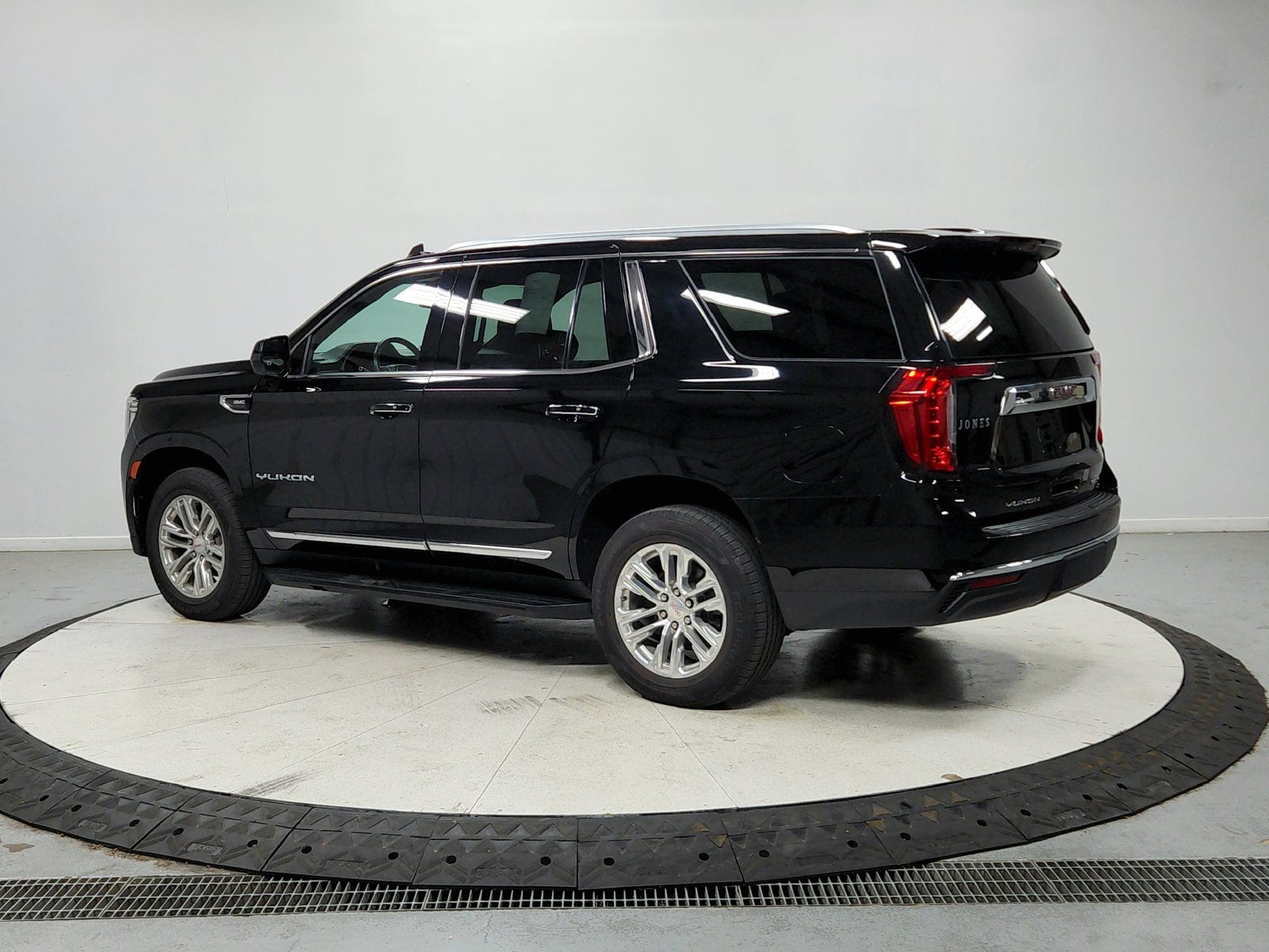 Used 2023 Black GMC SLT image 6