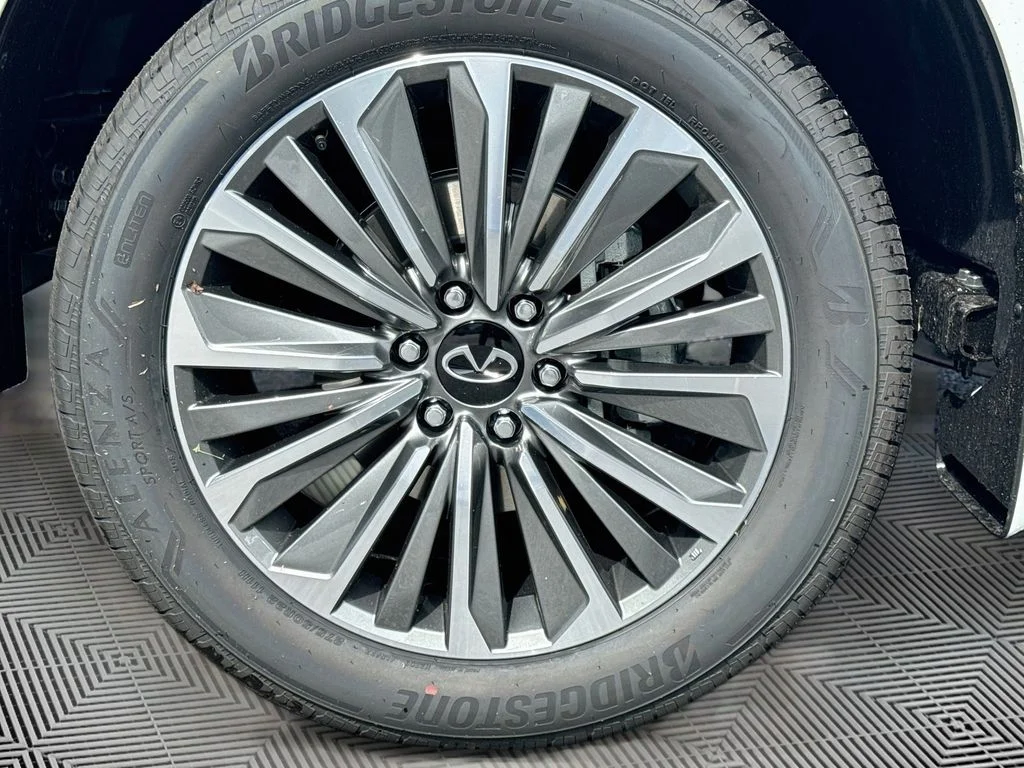 New 2027 RADIANT WHITE INFINITI Luxe 4WD image 34