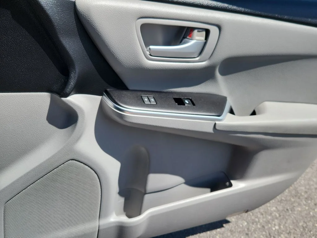 Used 2016 Silver Toyota SE image 12