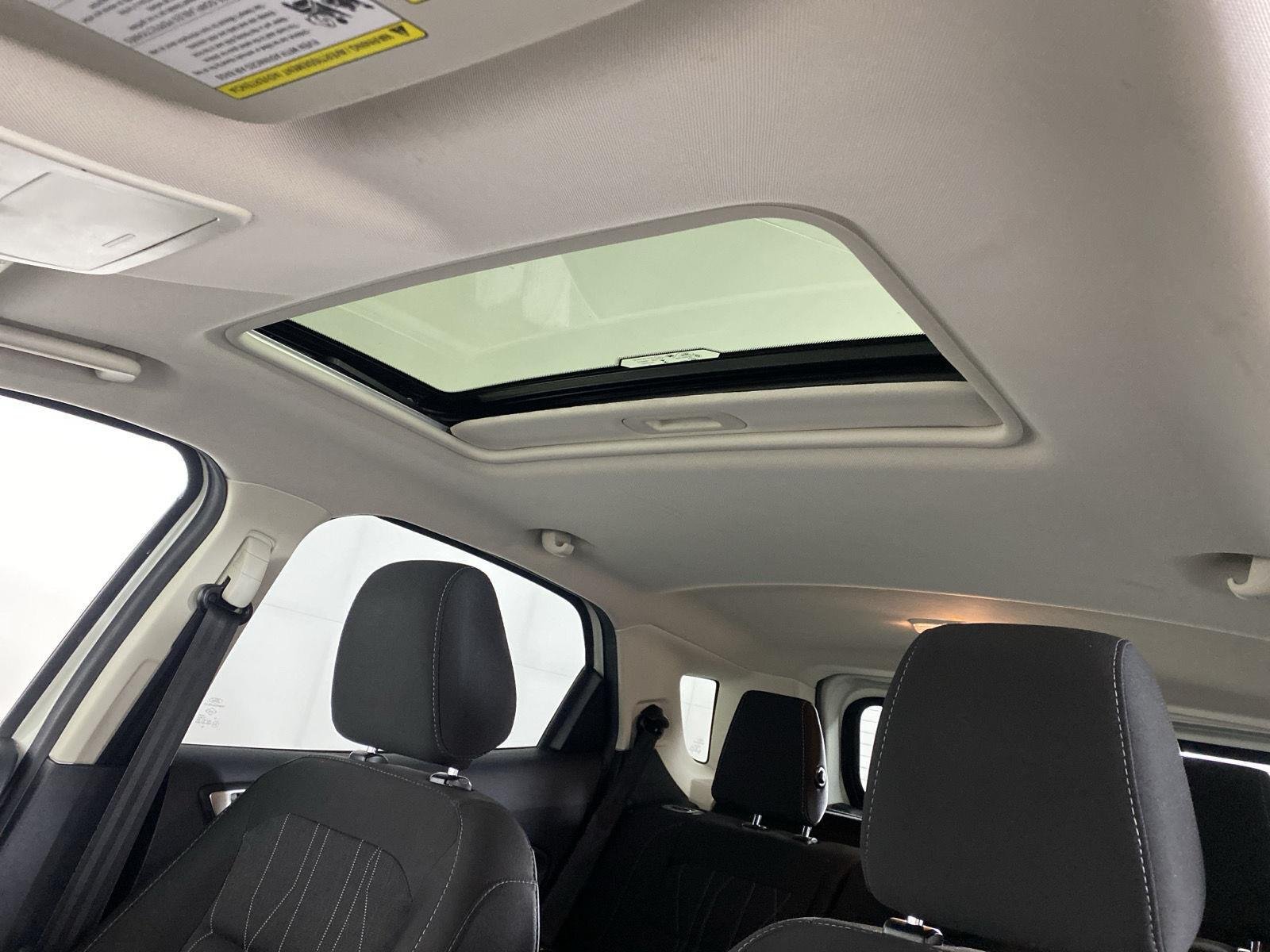 Used 2019 Diamond White Ford SE image 26