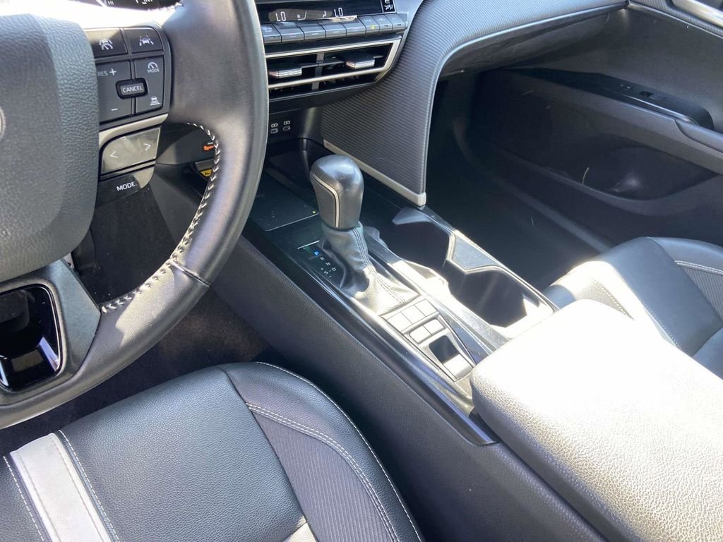 Used 2025  Toyota SE image 13