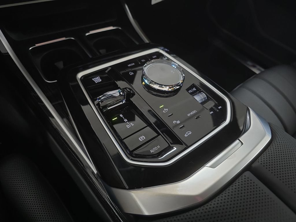 2026 BMW 7 Series 750e - Photo 19