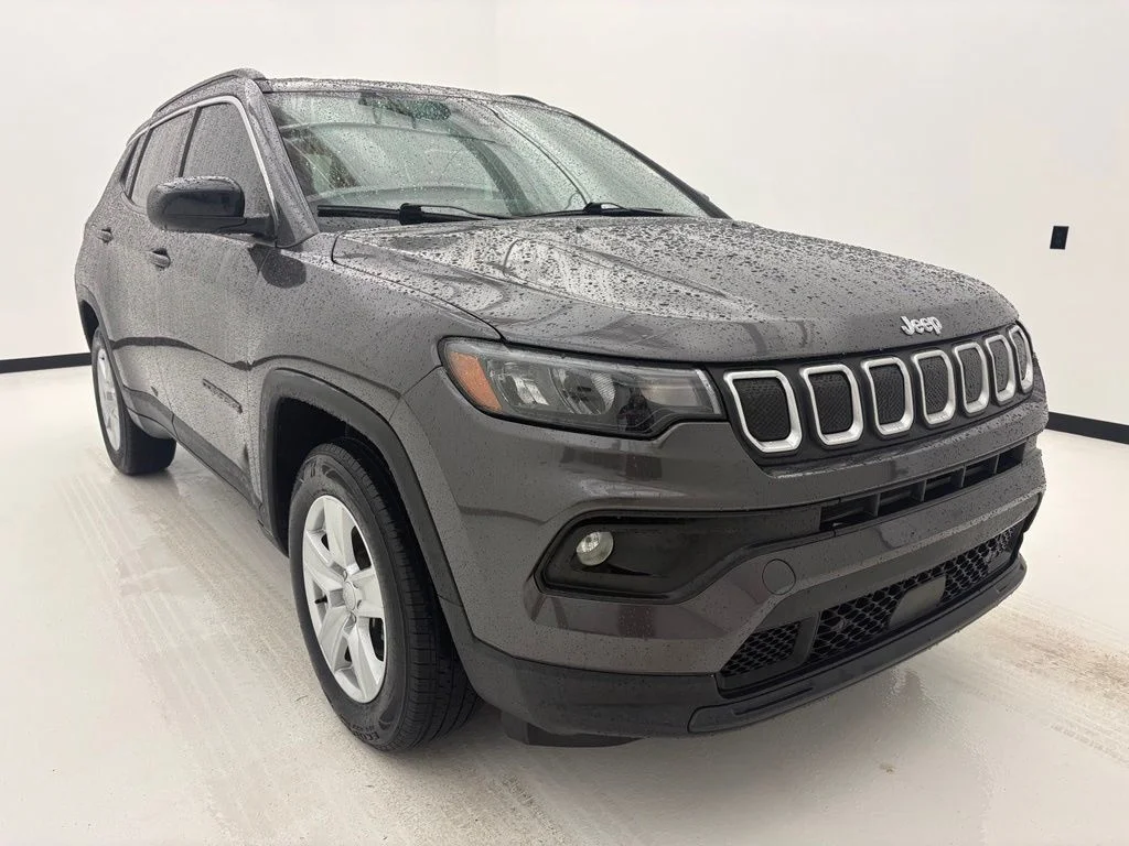 Used 2022 Gray Jeep Latitude image 12