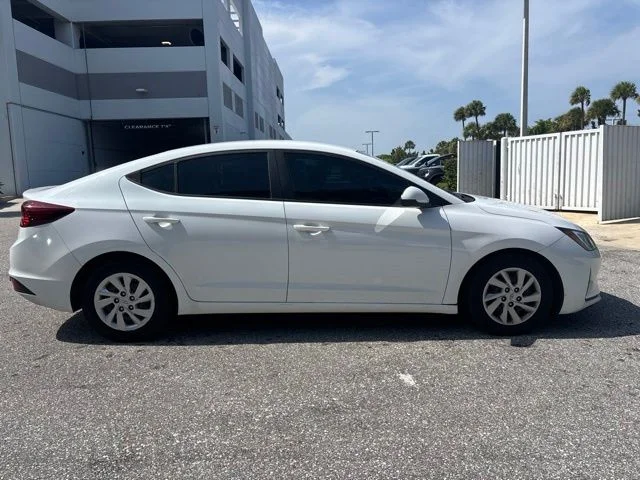 Used 2020 White Hyundai SE image 2